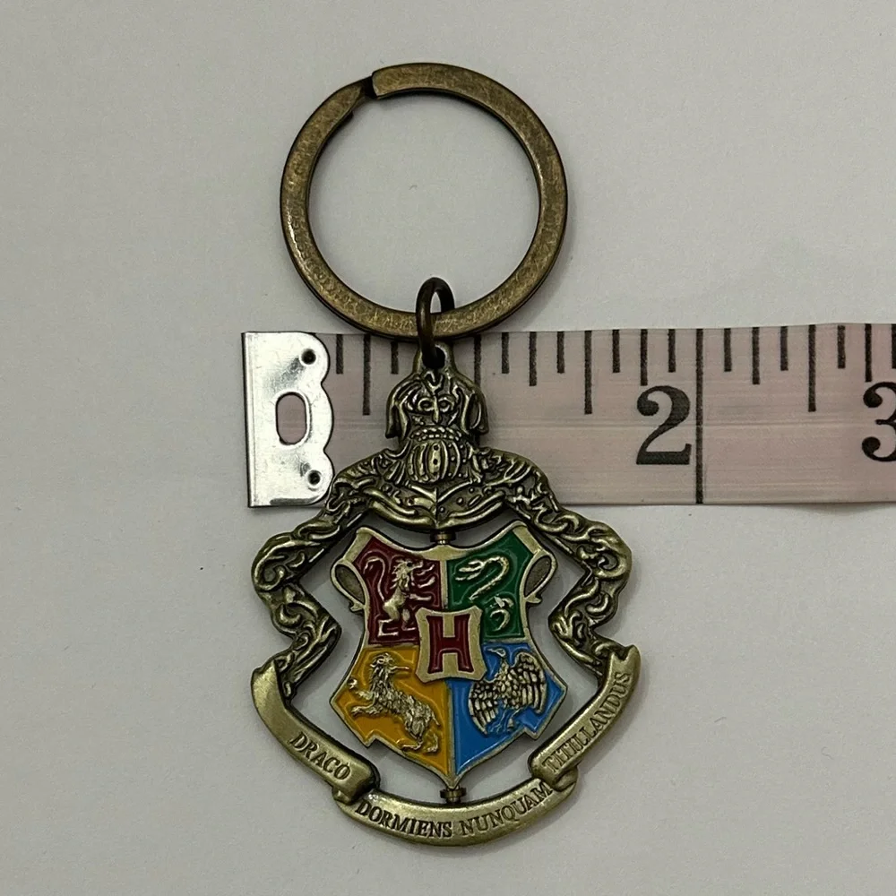 NWOT Universal Studios The Wizarding World of Harry Potter Crest Keychain